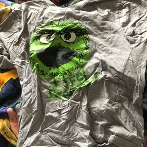 Gray mensT-Shirt with Green Graphic